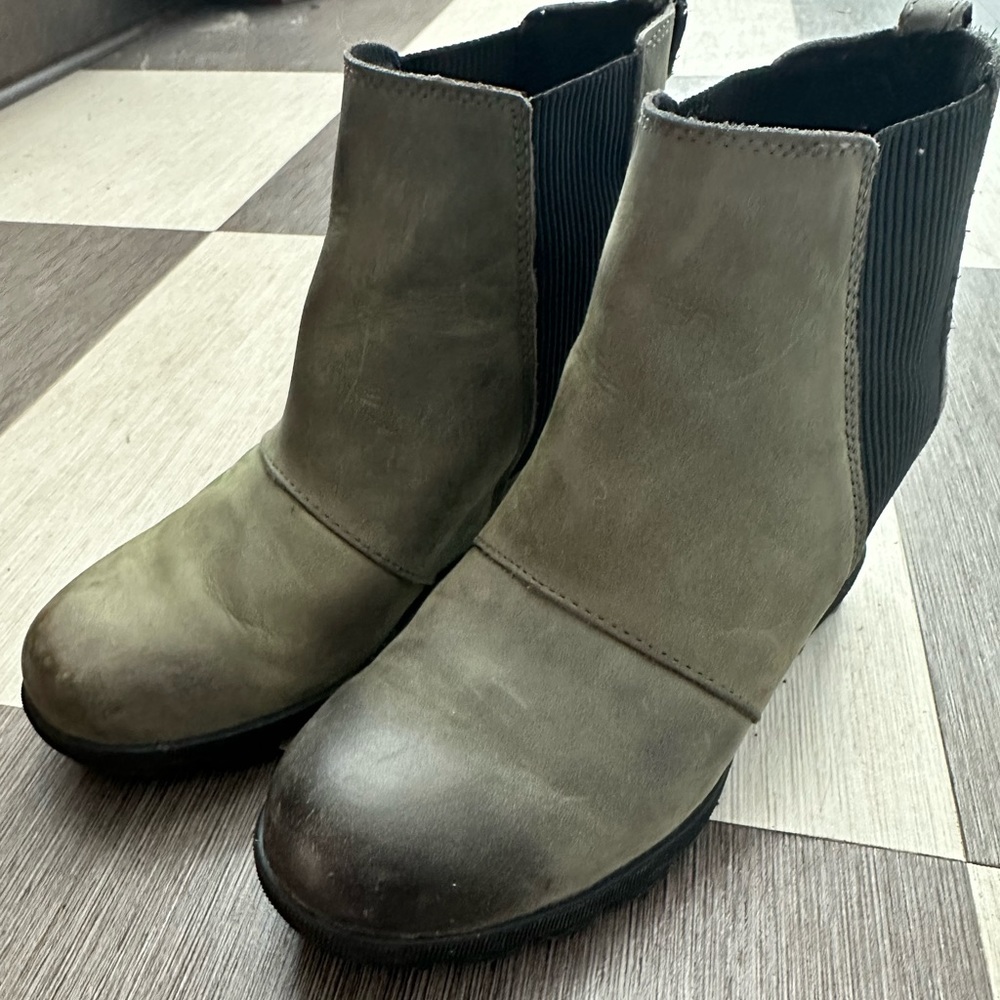 Sorel Wedge Boots size 8